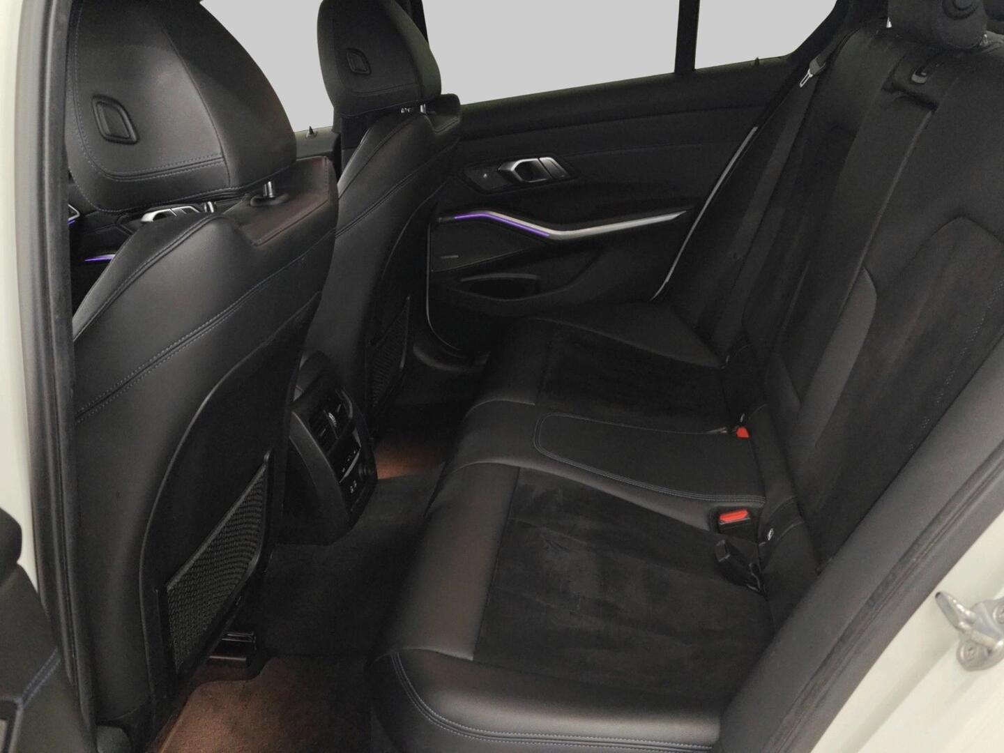 BMW 330 2019