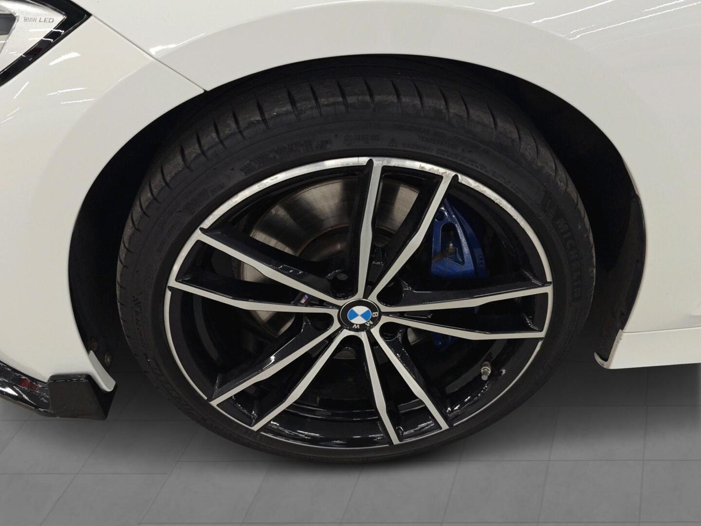 BMW 330 2019