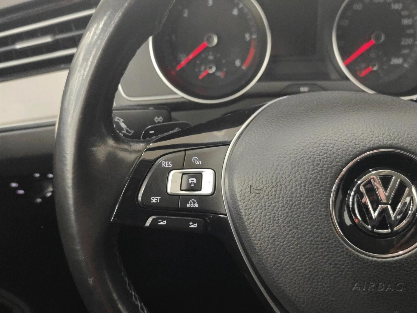 VOLKSWAGEN Passat 2017