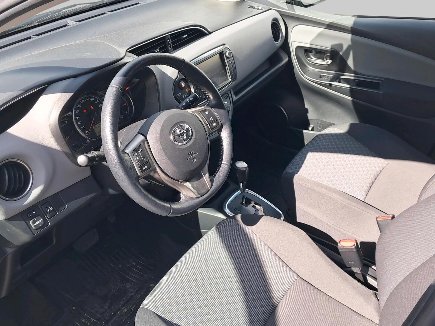 TOYOTA Yaris 2015