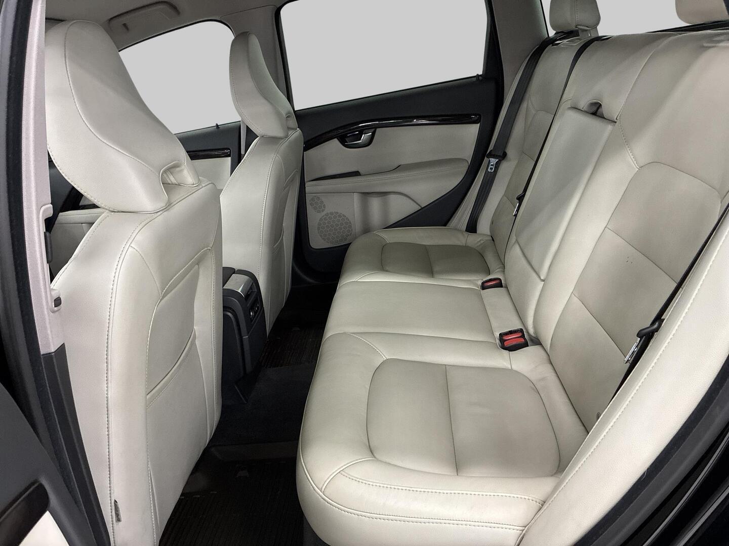 VOLVO V70 2016