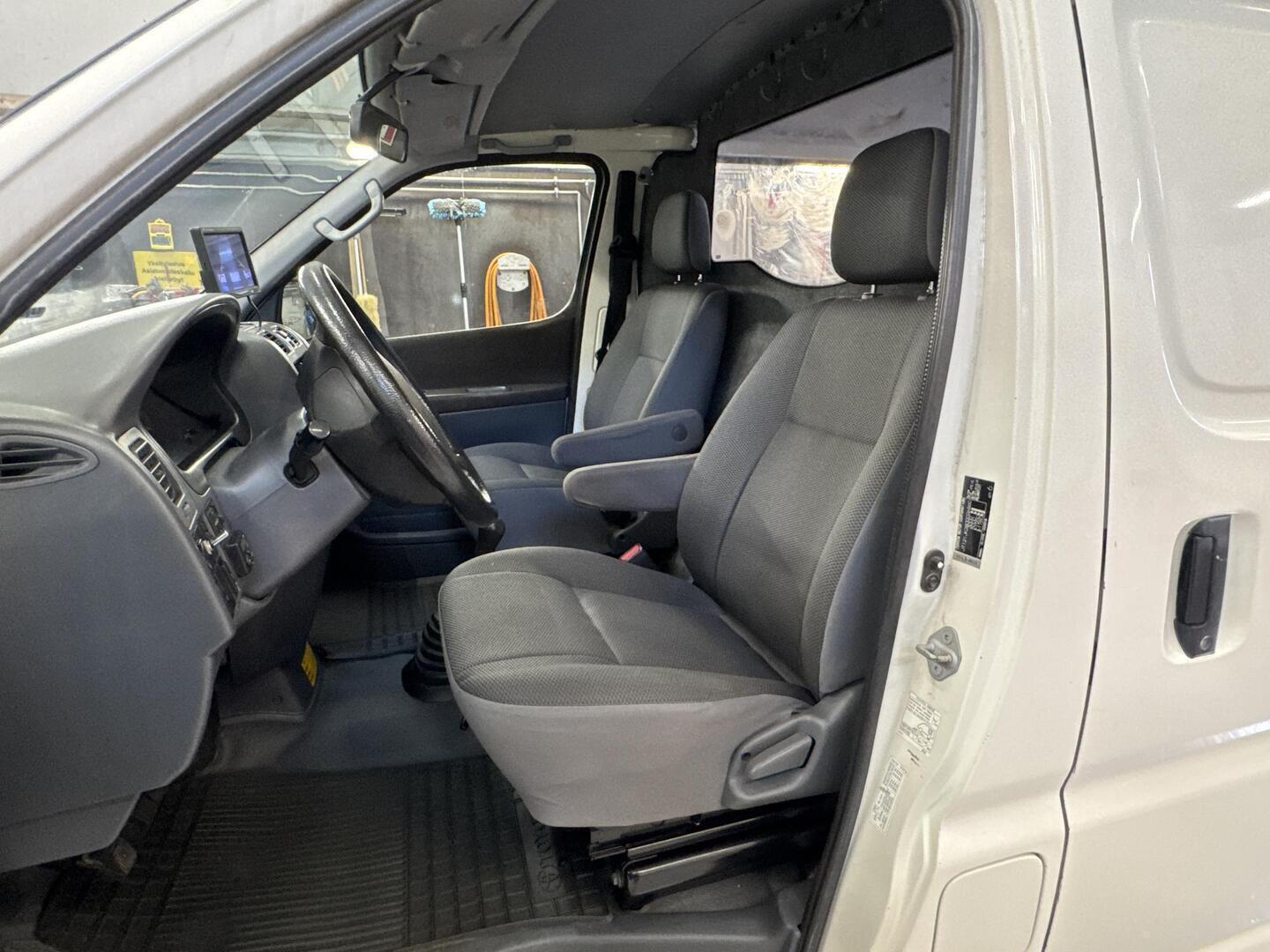 TOYOTA Hiace 2011