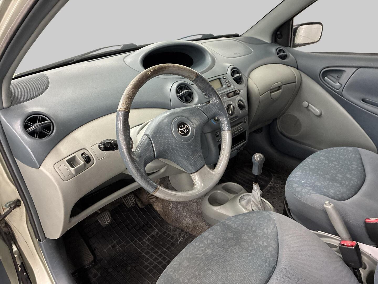 TOYOTA Yaris 2001