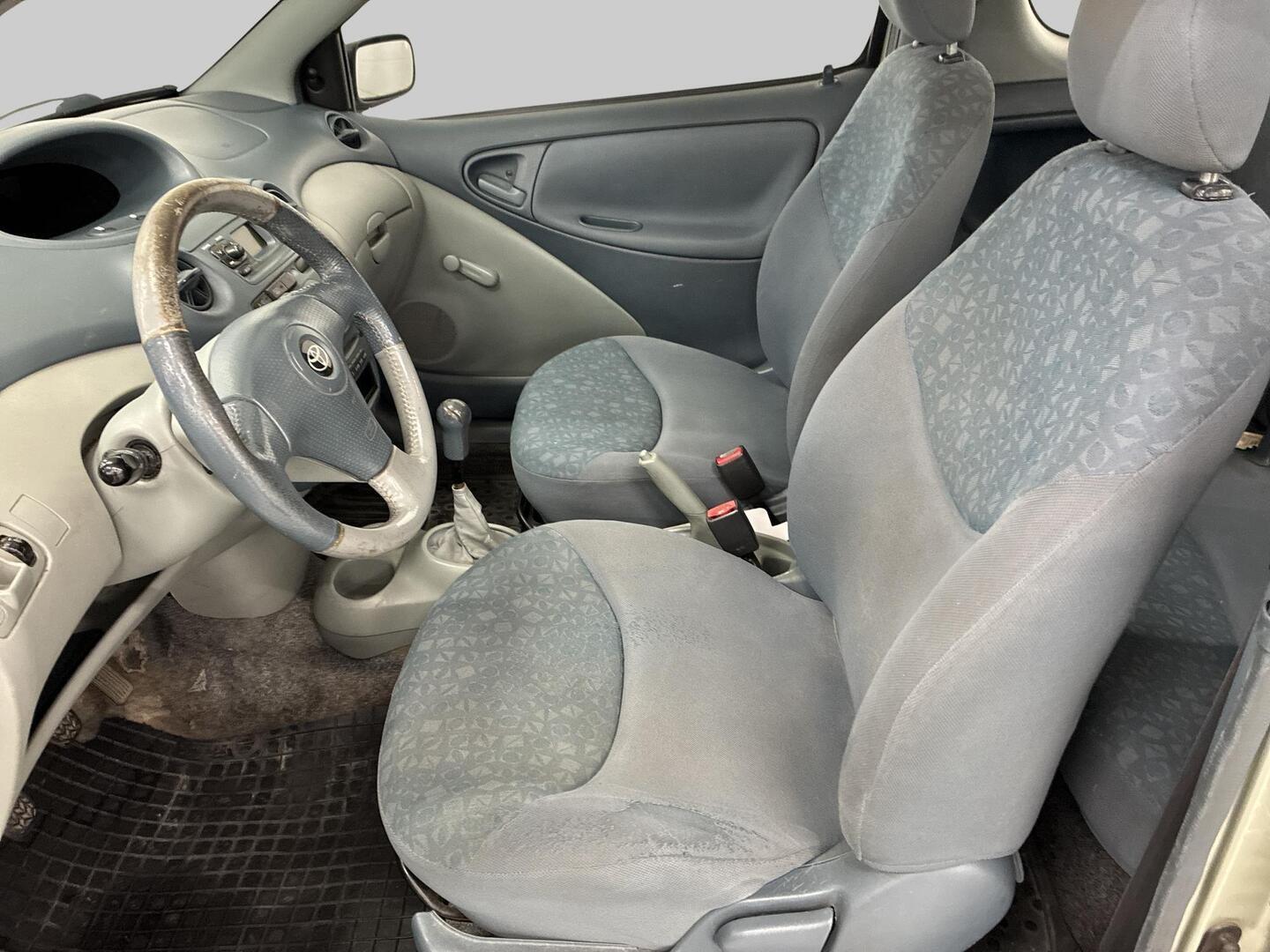 TOYOTA Yaris 2001