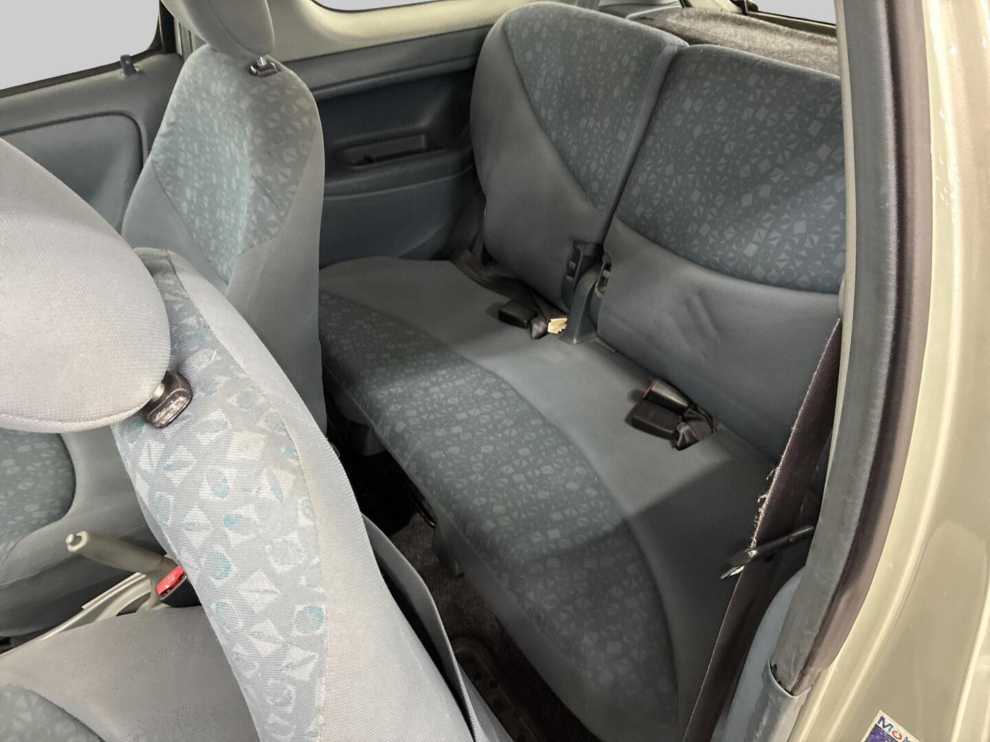 TOYOTA Yaris 2001