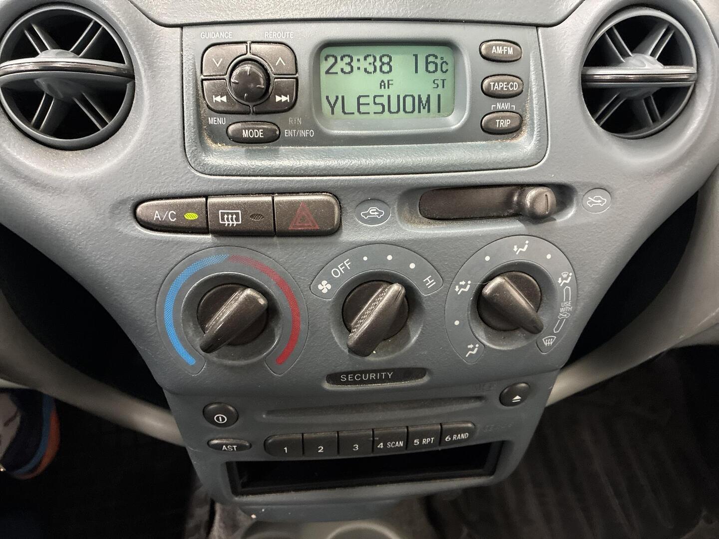 TOYOTA Yaris 2001