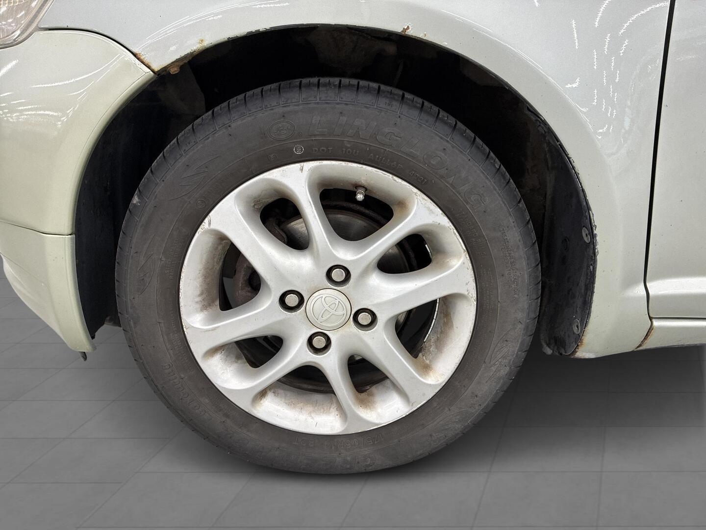 TOYOTA Yaris 2001