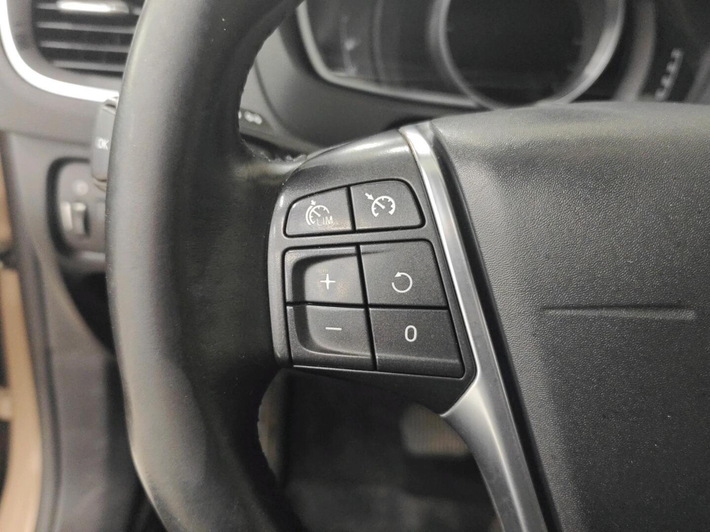 VOLVO V40 Cross Country 2013