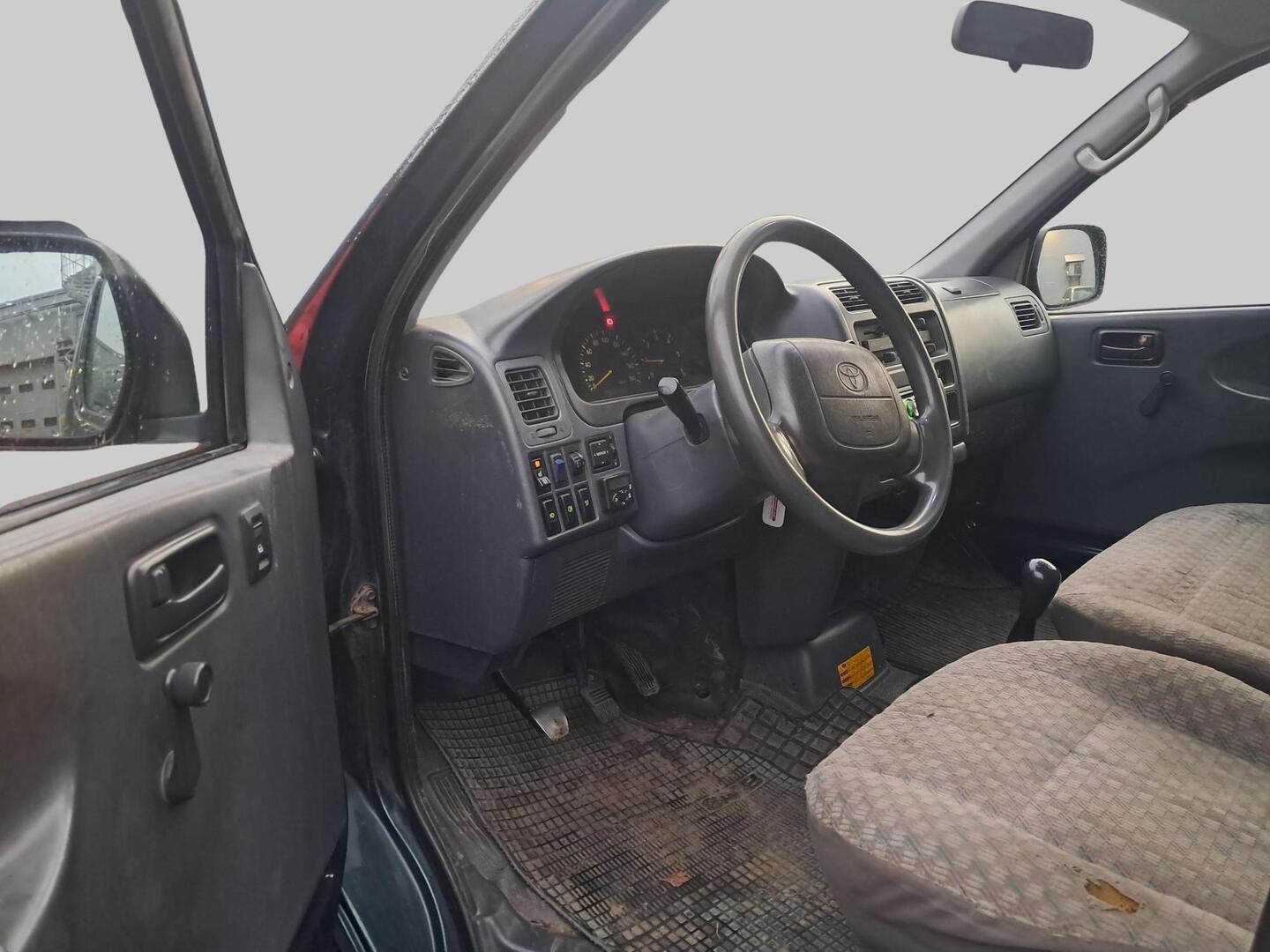 TOYOTA Hiace 2005