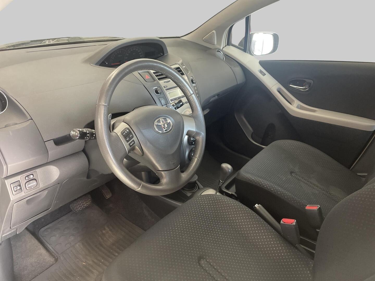 TOYOTA Yaris 2010