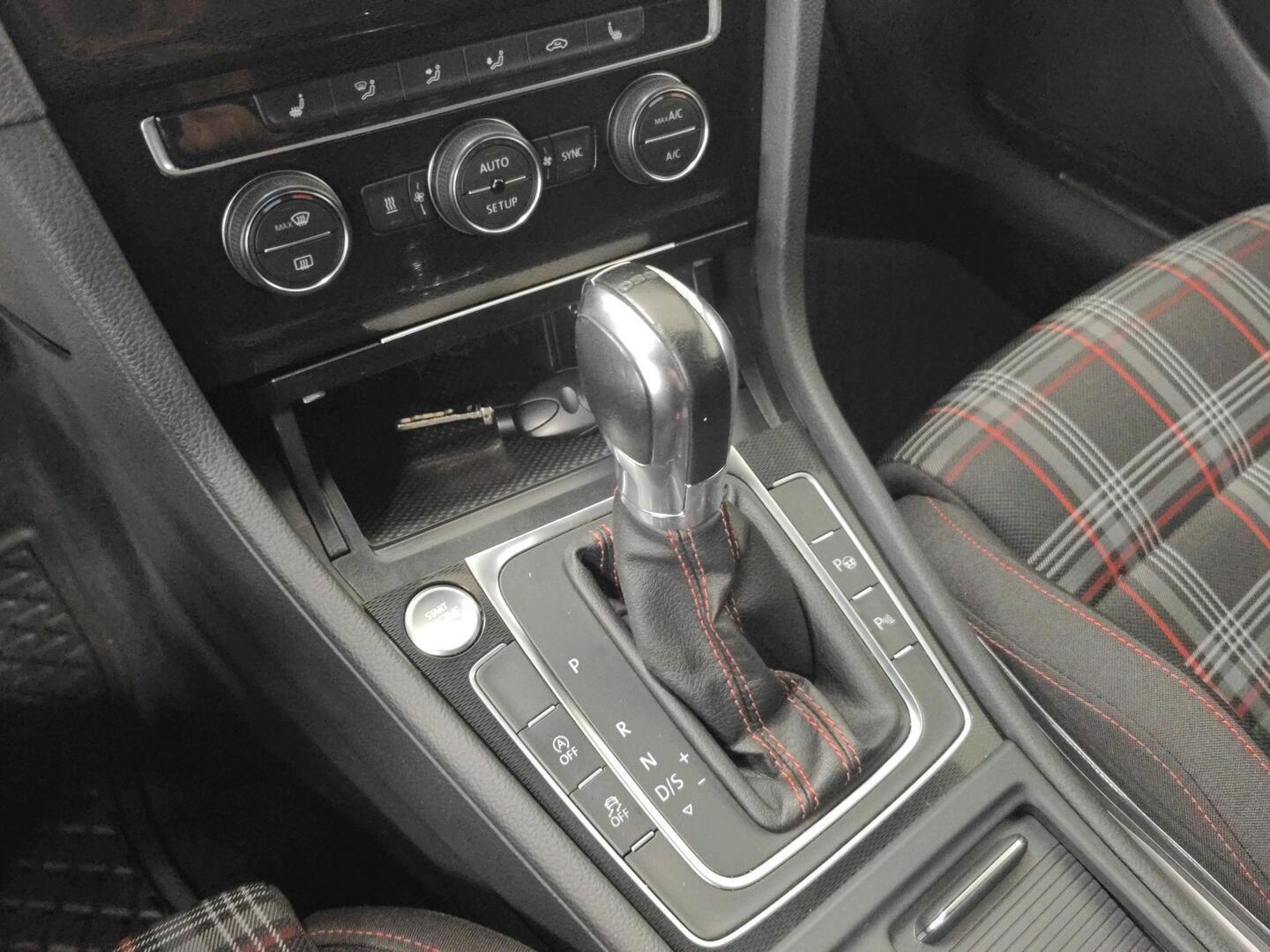 VOLKSWAGEN Golf 2014