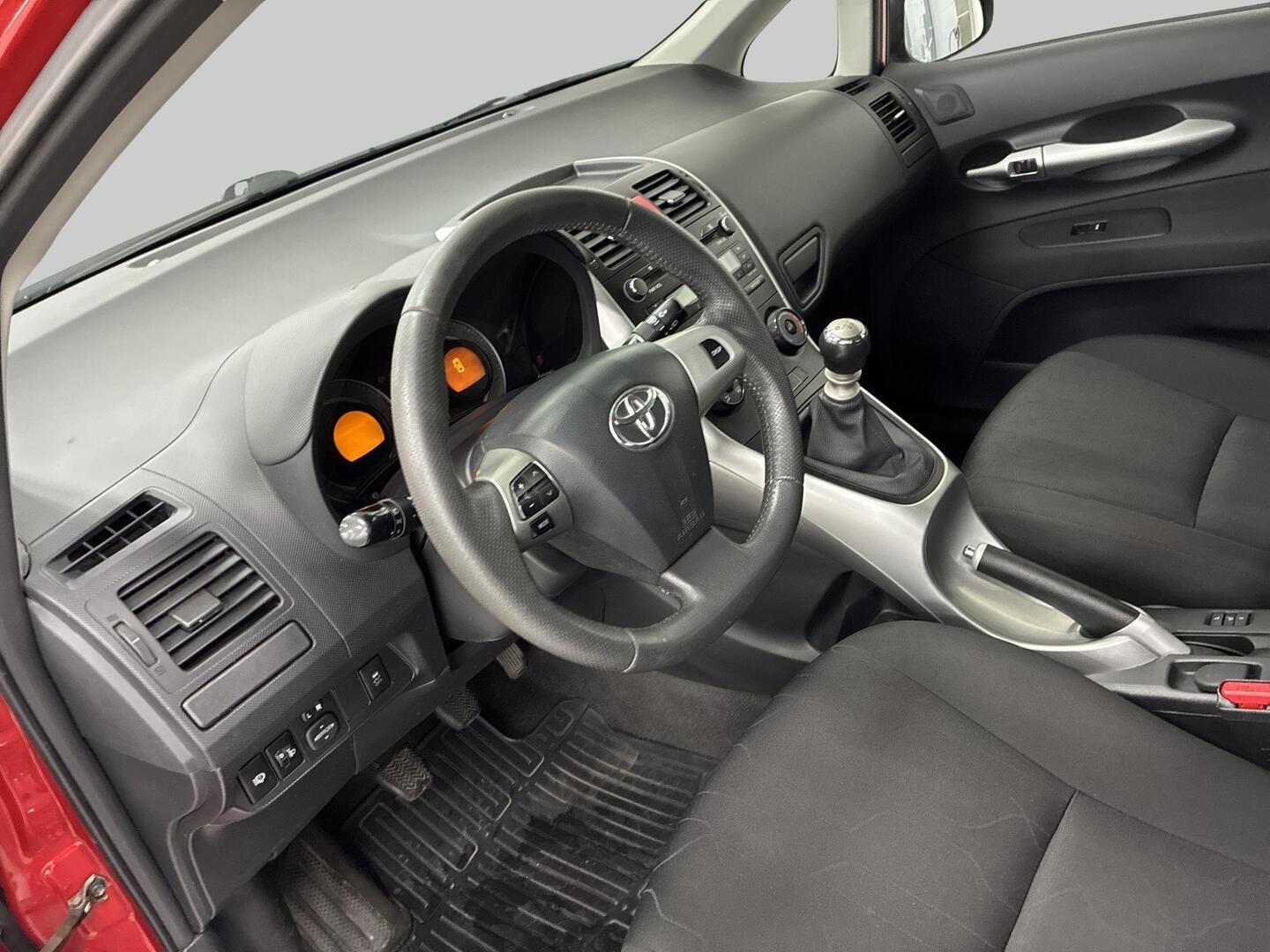 TOYOTA Auris 2011