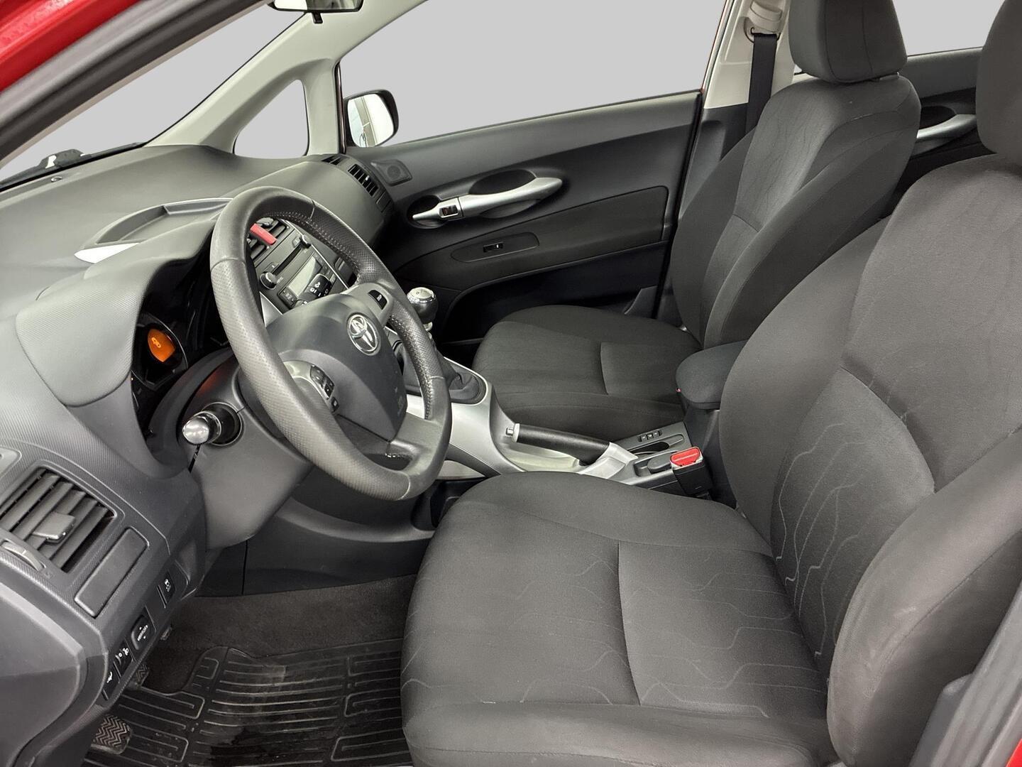 TOYOTA Auris 2011