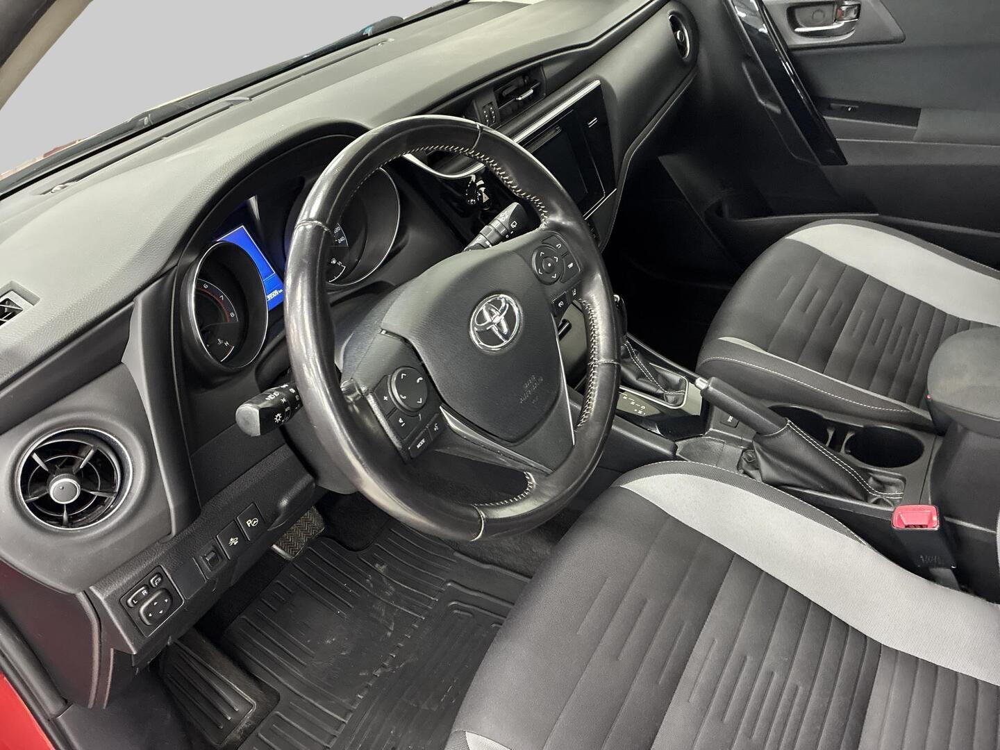TOYOTA Auris 2015
