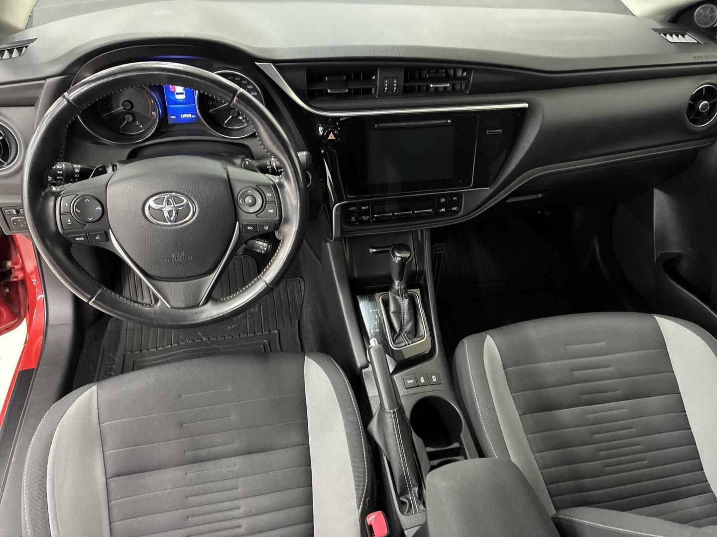 TOYOTA Auris 2015