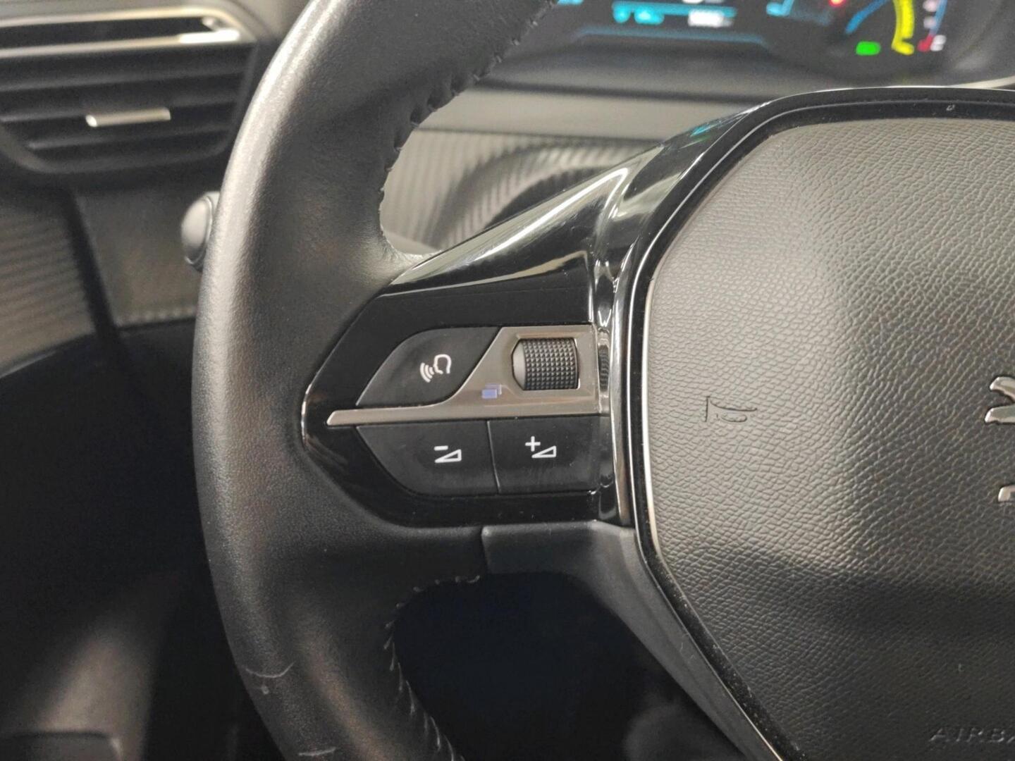 PEUGEOT e-208 2021