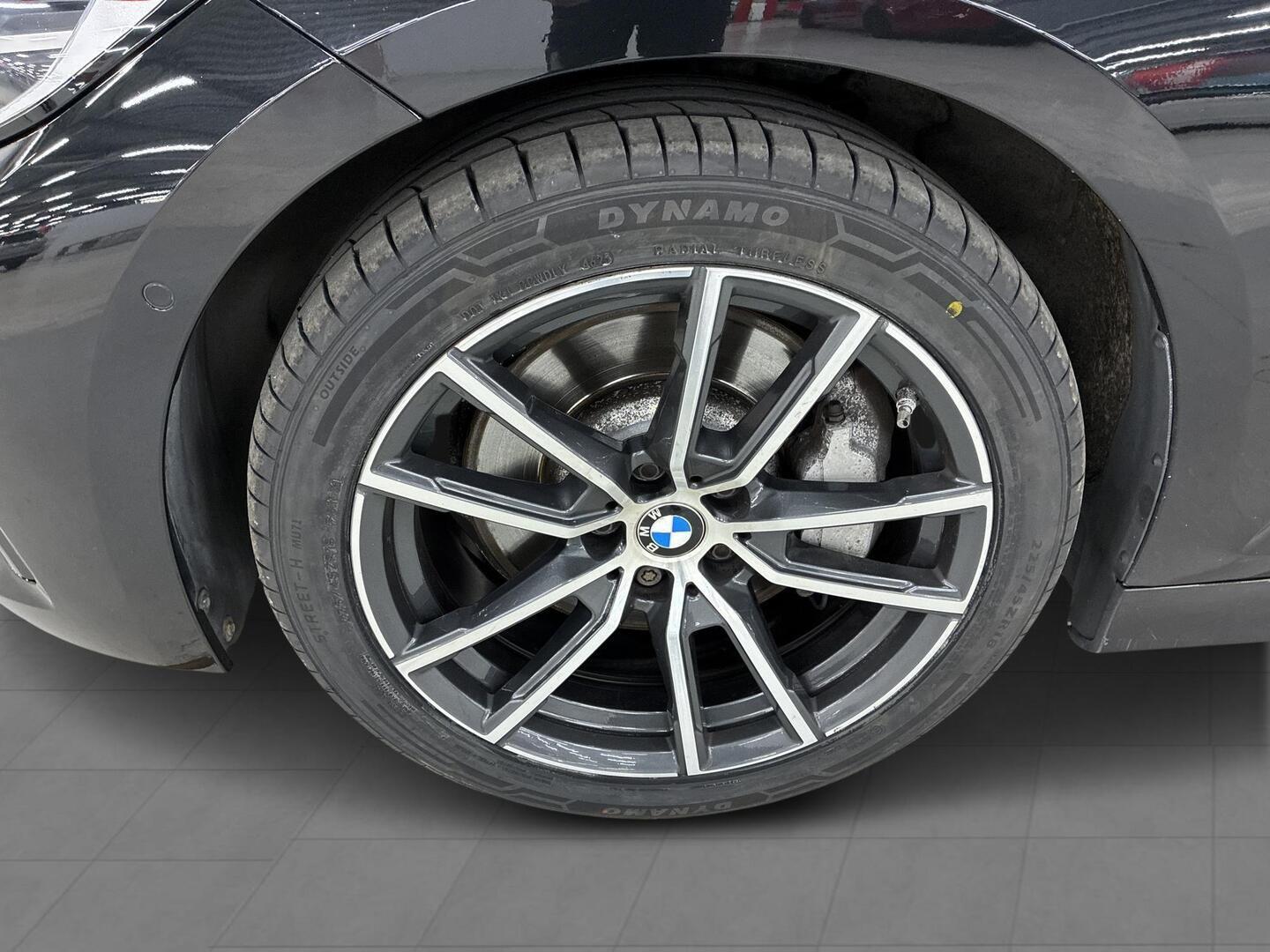 BMW 330 2019