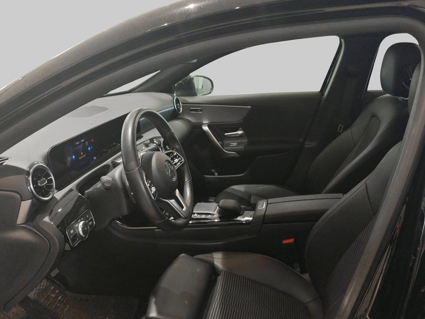 MERCEDES-BENZ A 2022
