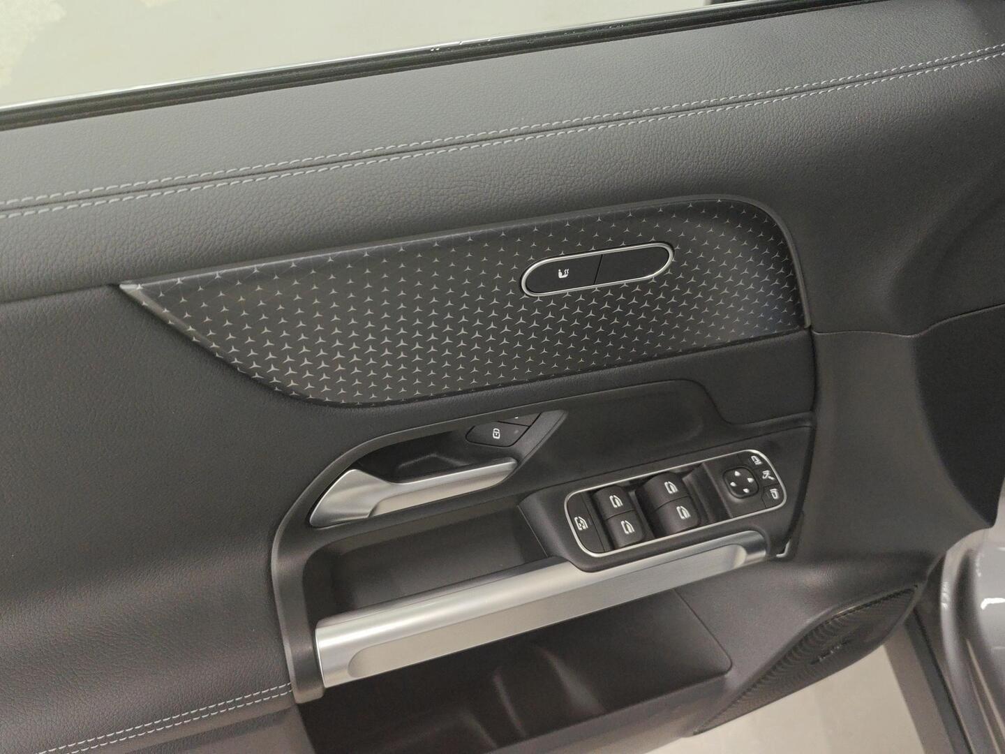 MERCEDES-BENZ EQB 2025