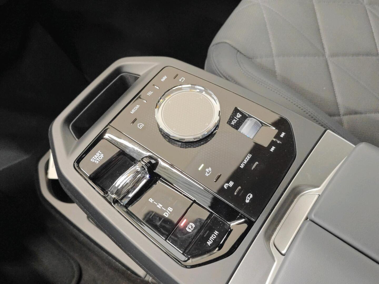 BMW iX 2025