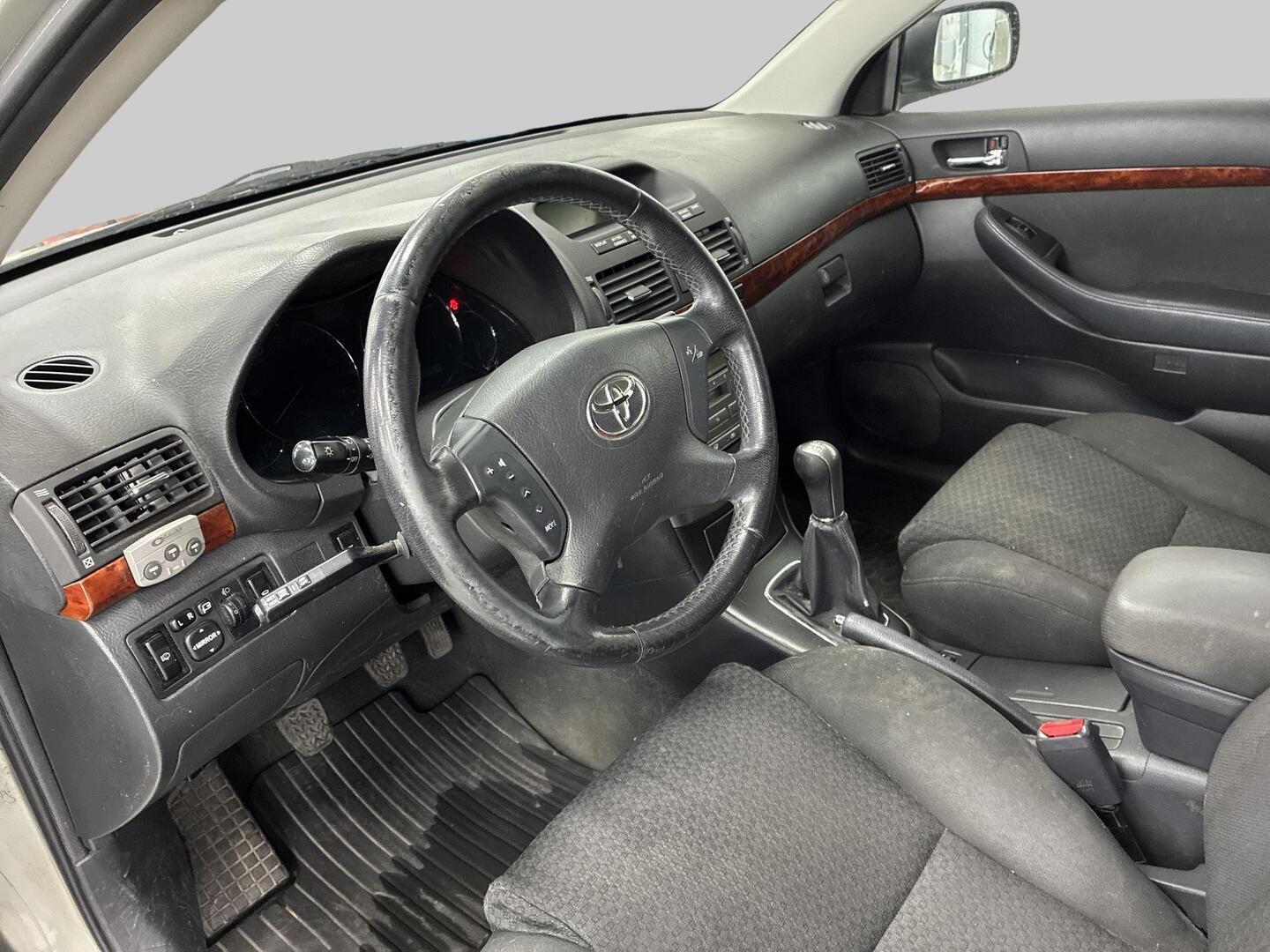 TOYOTA Avensis 2004