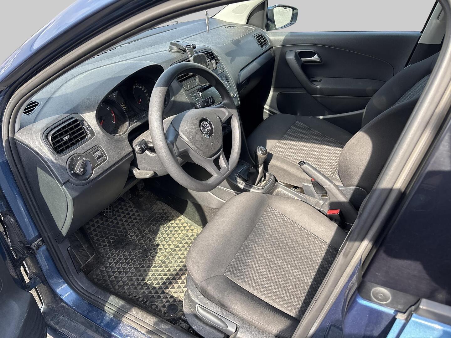 VOLKSWAGEN Polo 2015