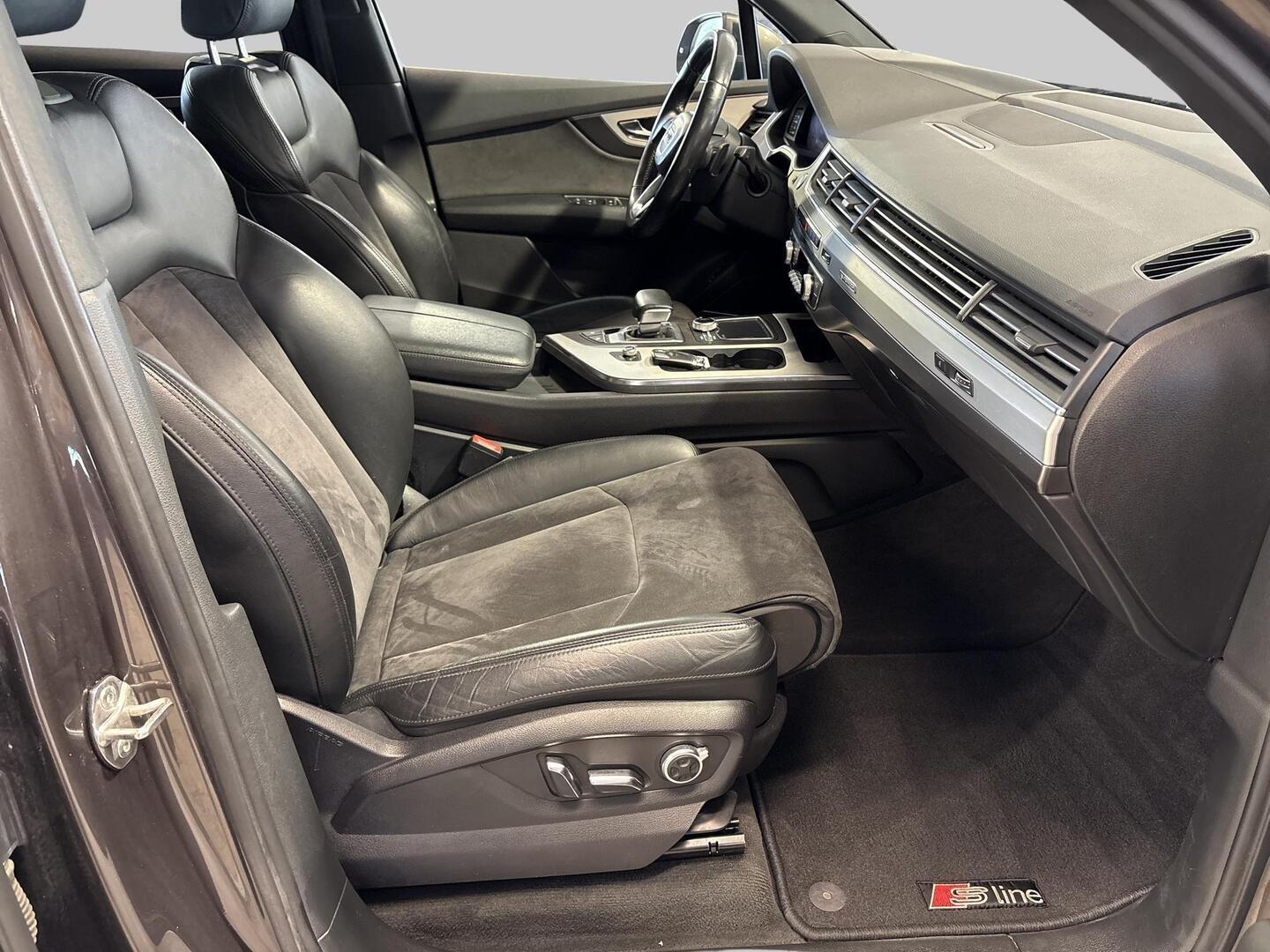 AUDI Q7 2015