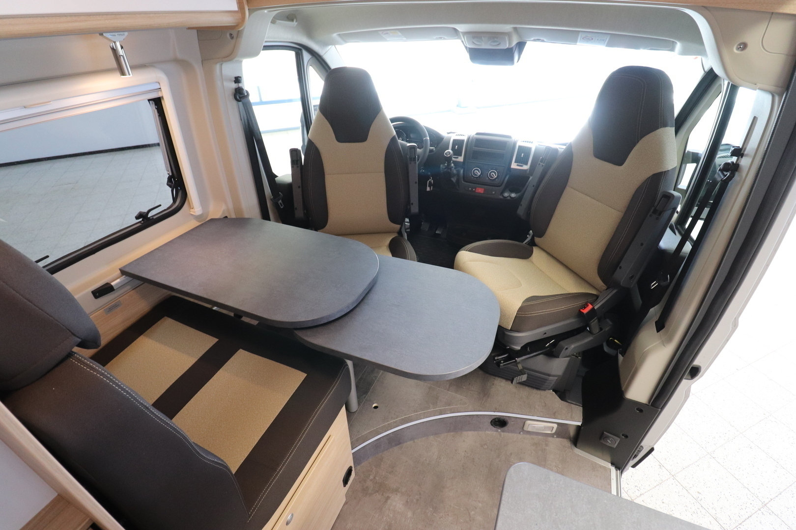 ROADCAR VAN R 600 2024