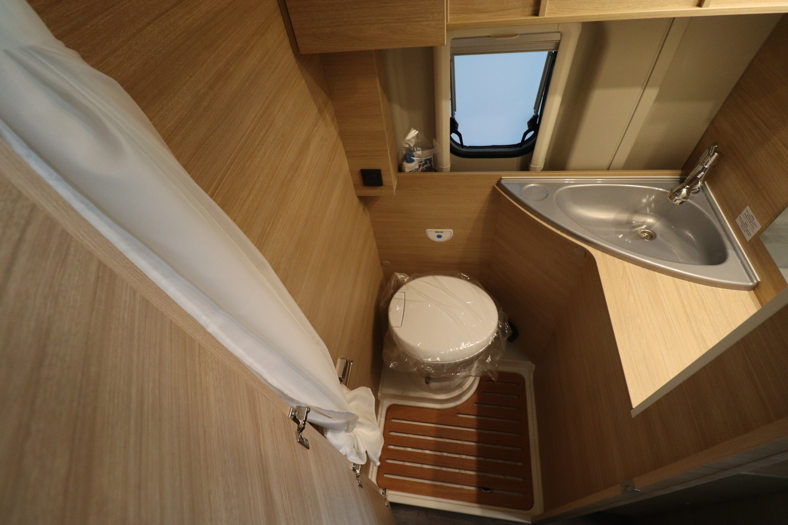 ROADCAR VAN R 600 2024