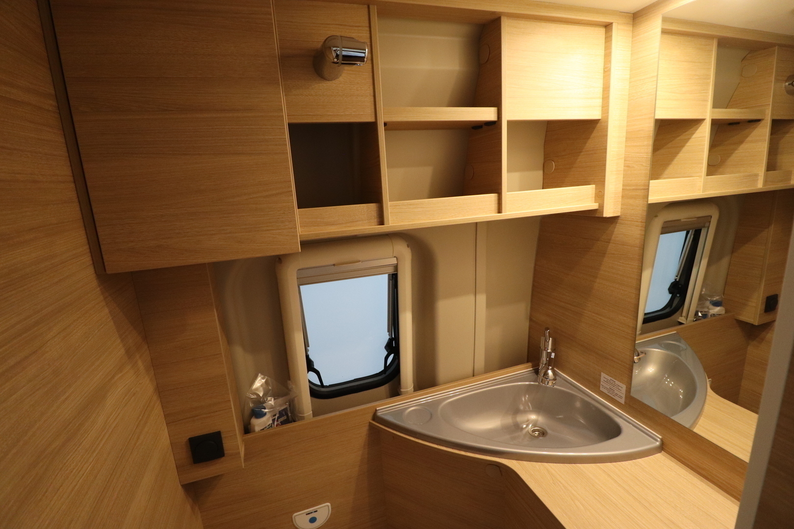 ROADCAR VAN R 600 2024