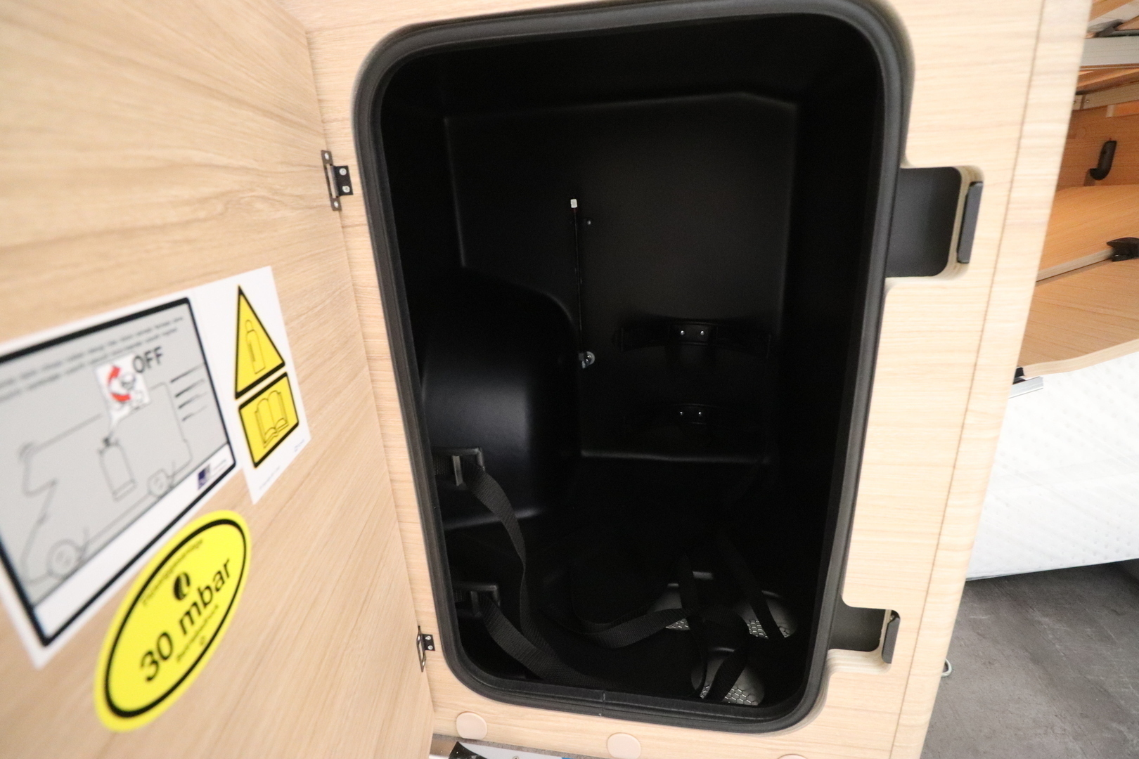 ROADCAR VAN R 600 2024