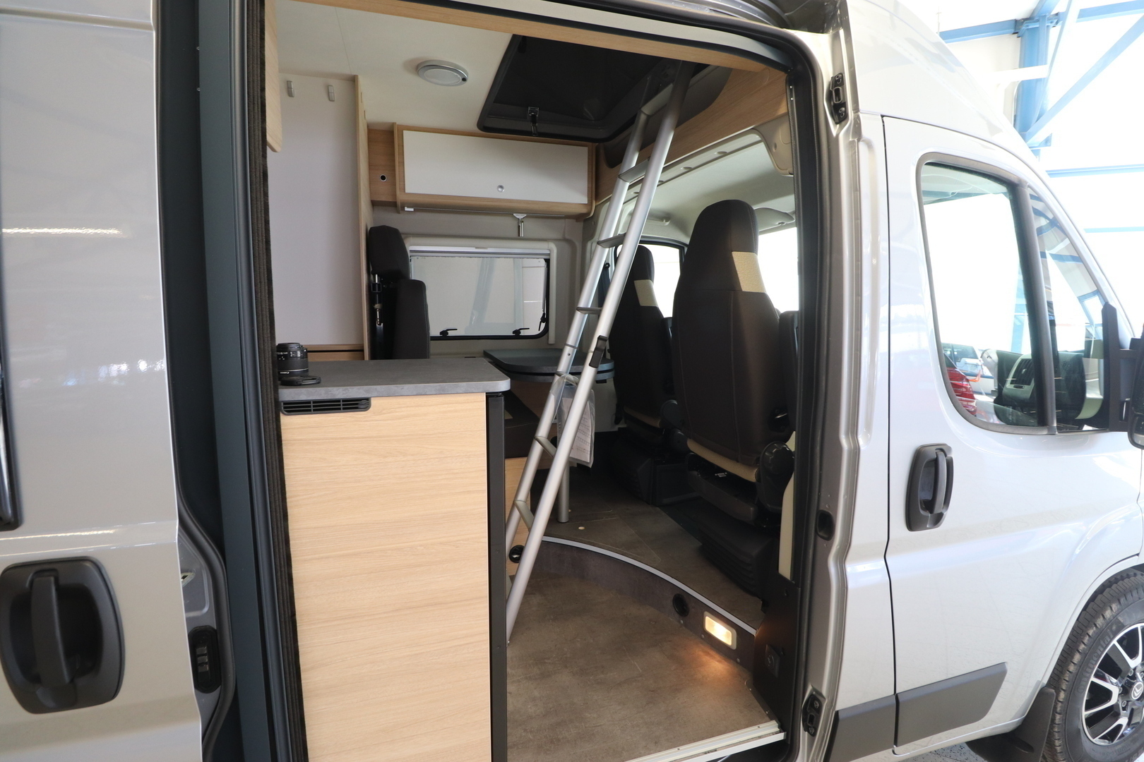 ROADCAR VAN R 600 2024