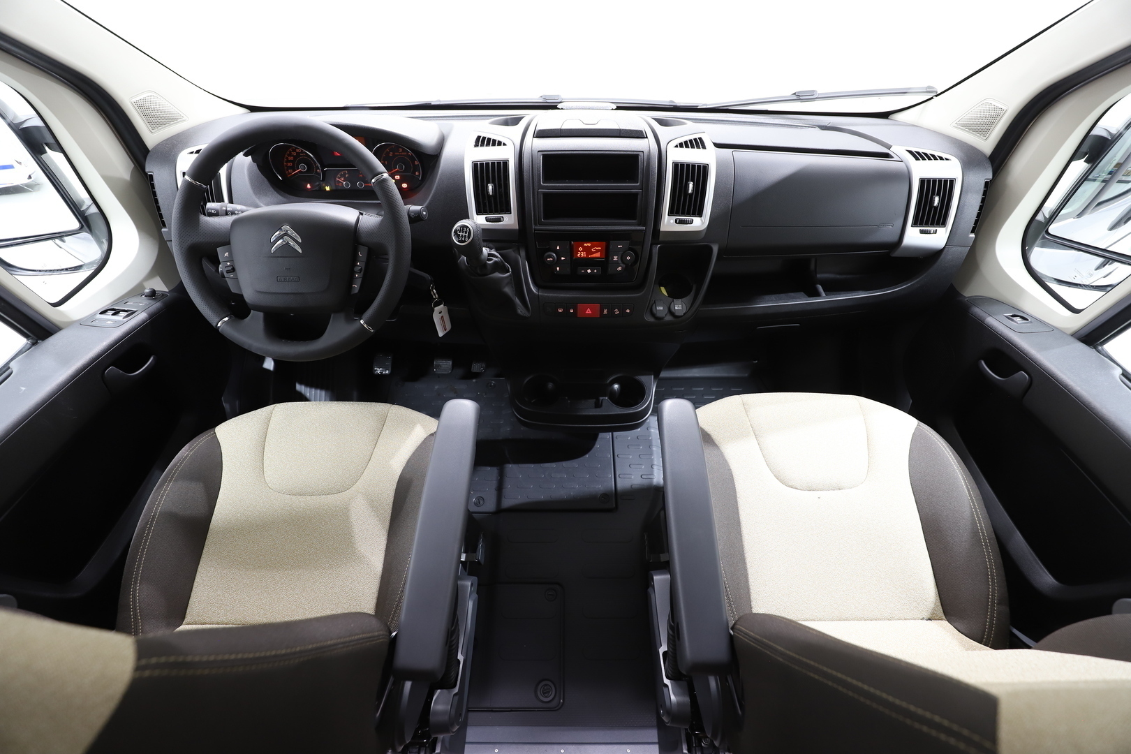 ROADCAR VAN R 601 2024