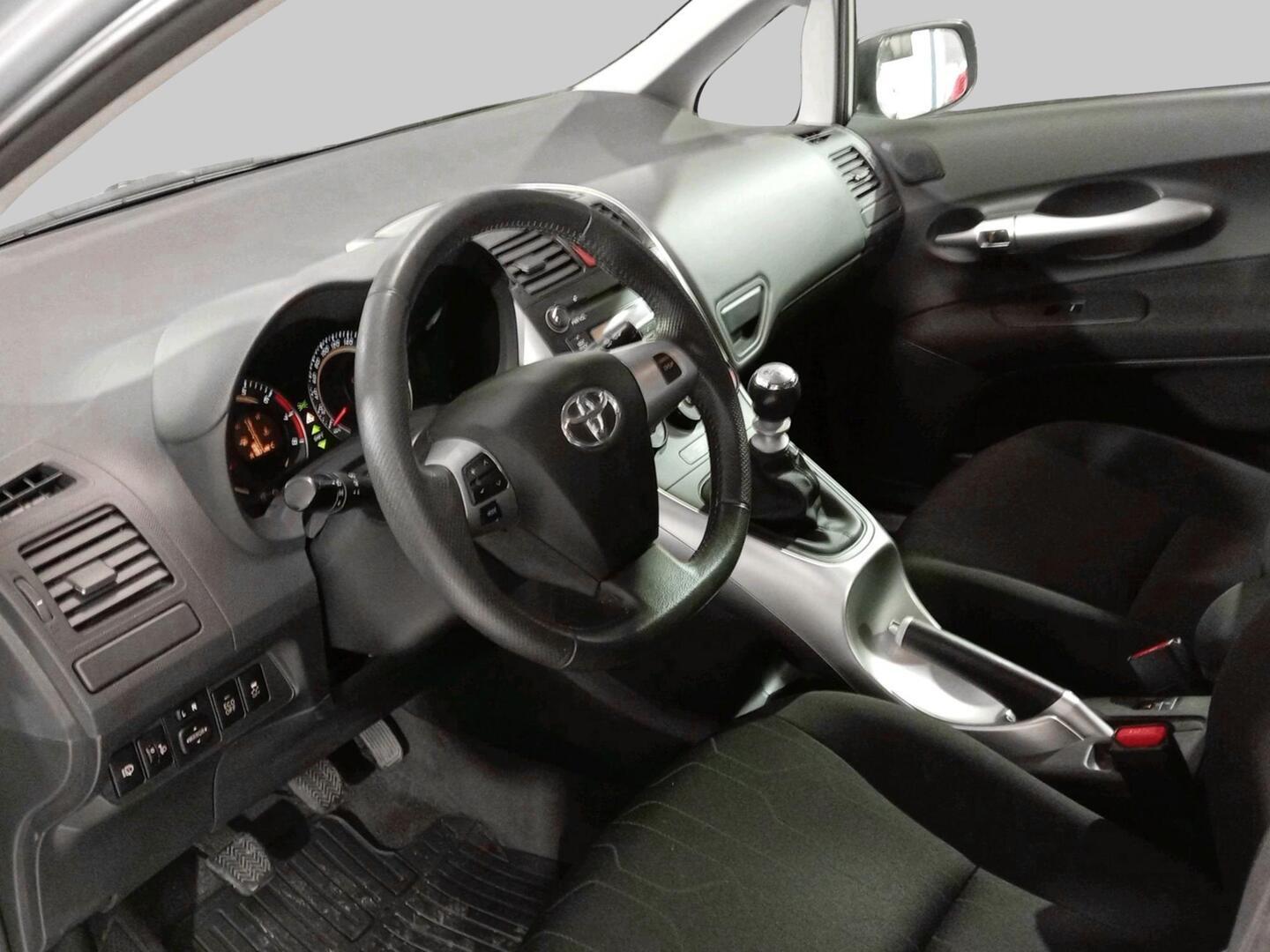 TOYOTA Auris 2011