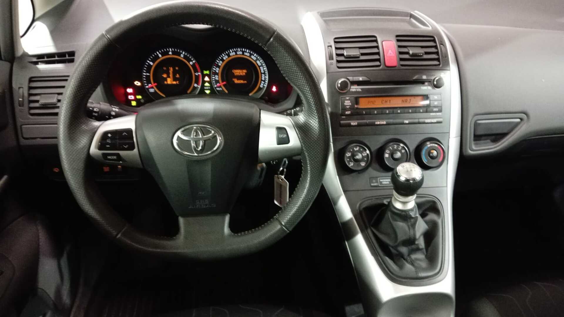 TOYOTA Auris 2011
