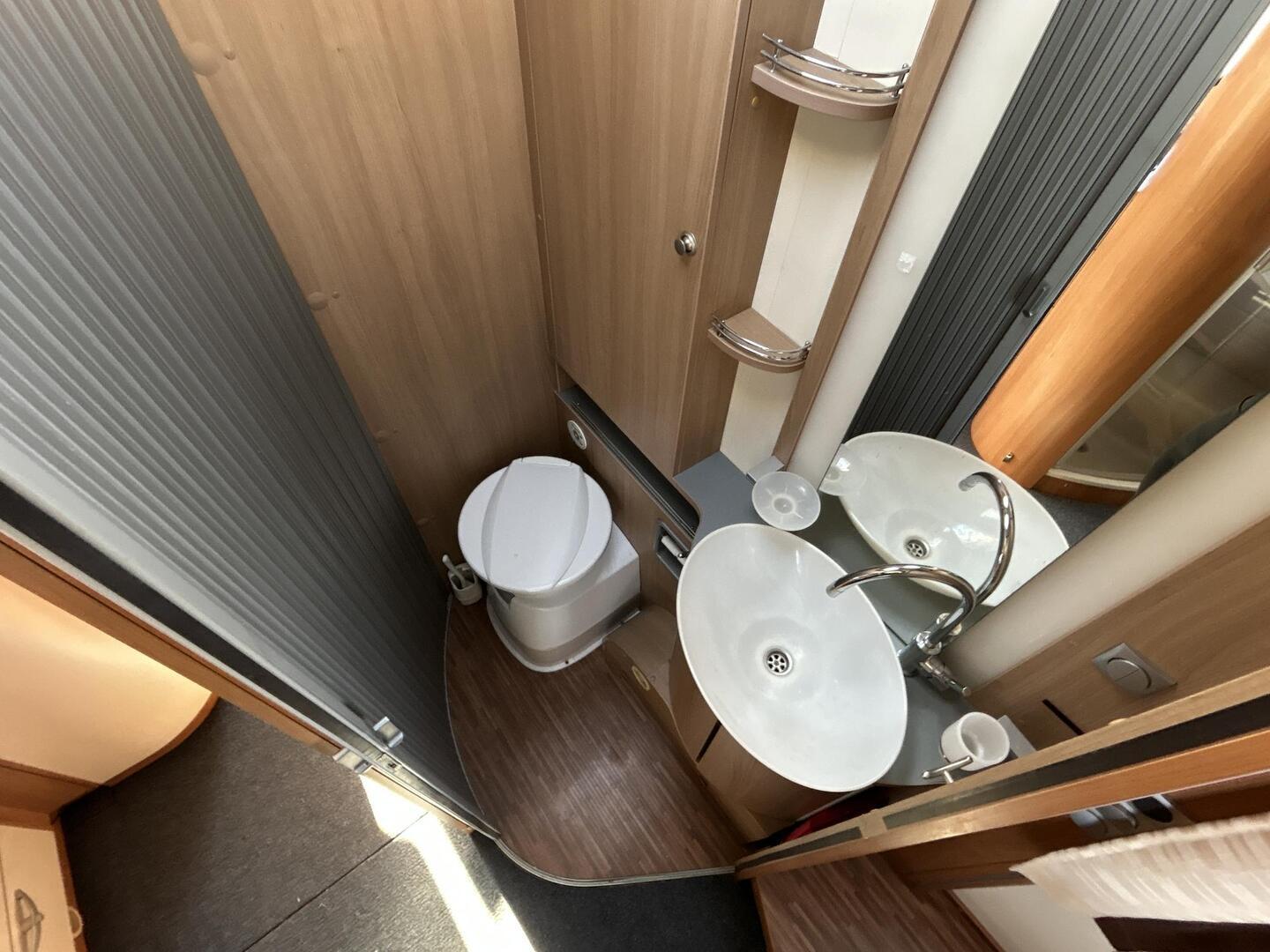 BÜRSTNER AVIANO I727 2010