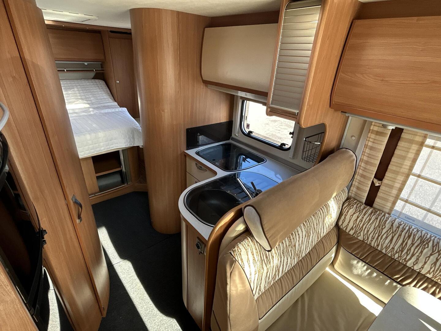 BÜRSTNER AVIANO I727 2010