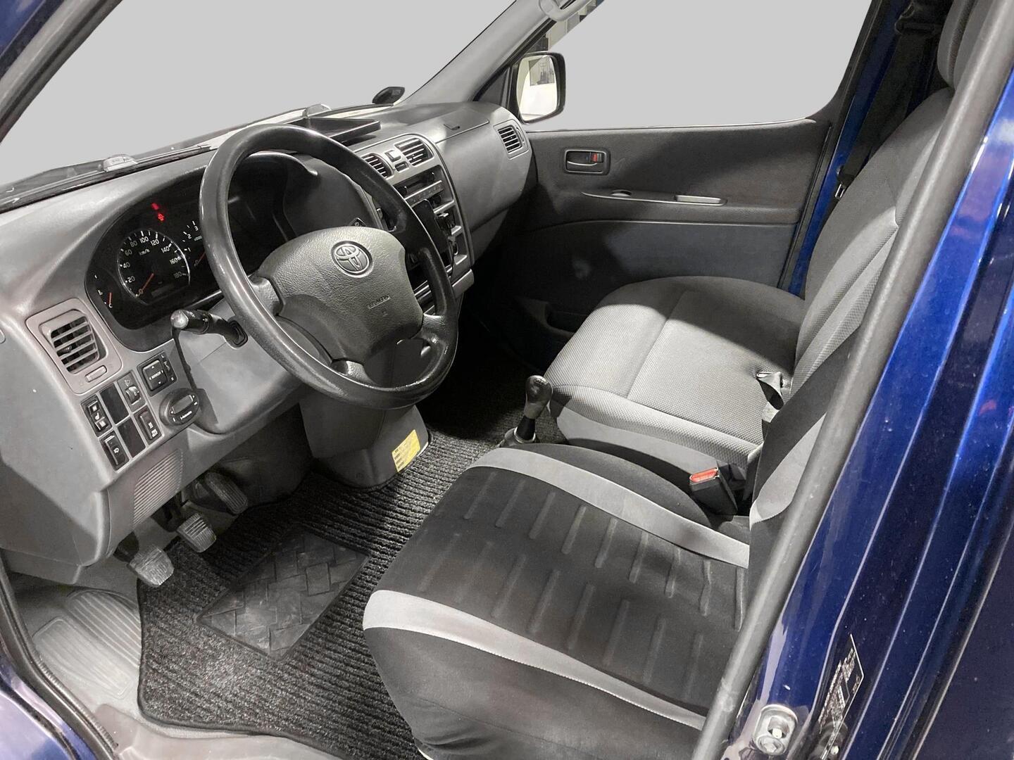 TOYOTA Hiace 2010