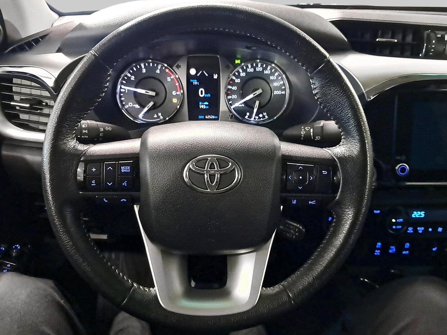 TOYOTA Hilux 2025