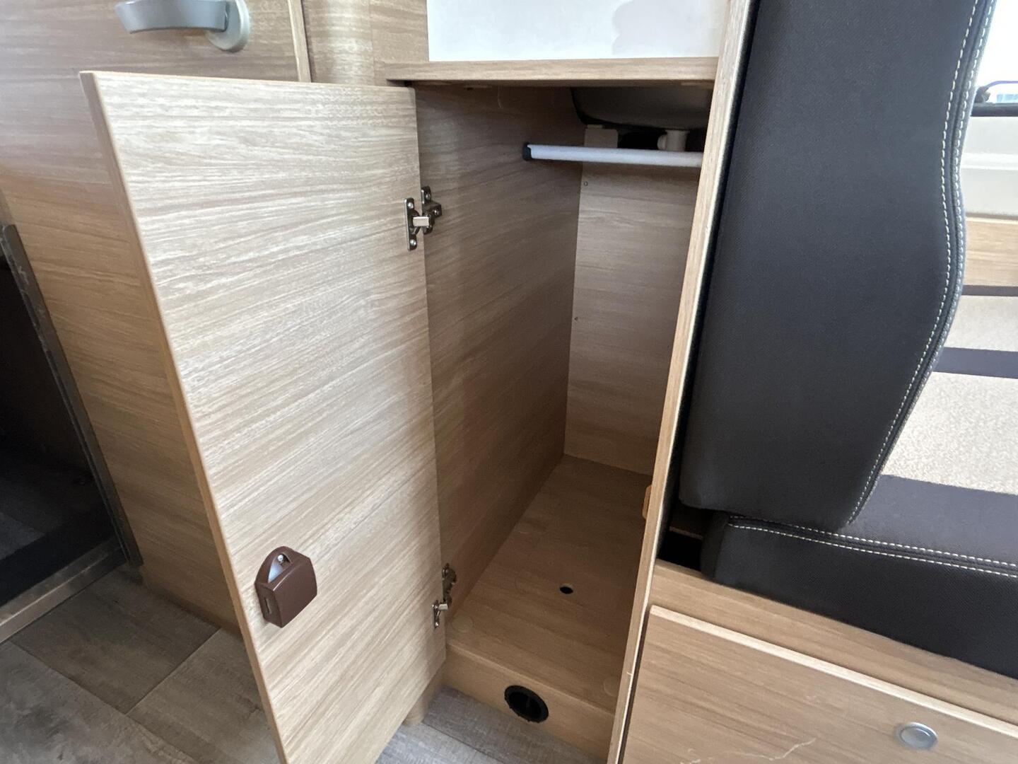 ROADCAR VAN R 600 2021