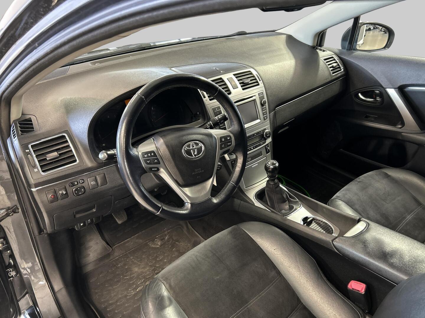 TOYOTA Avensis 2013