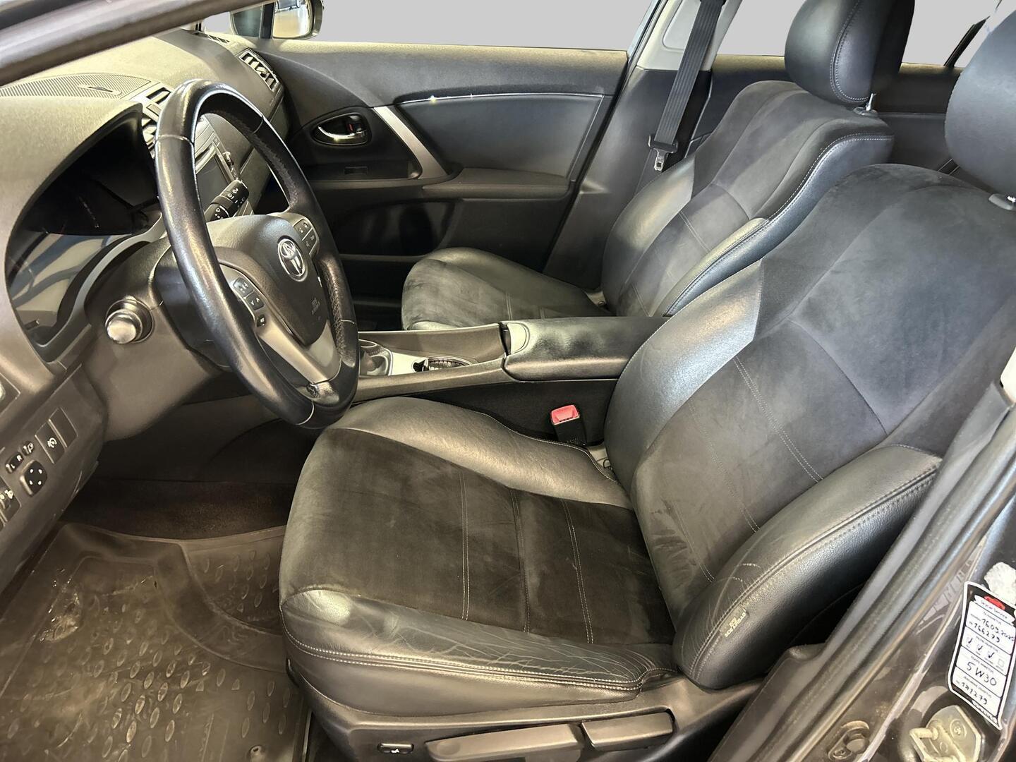 TOYOTA Avensis 2013