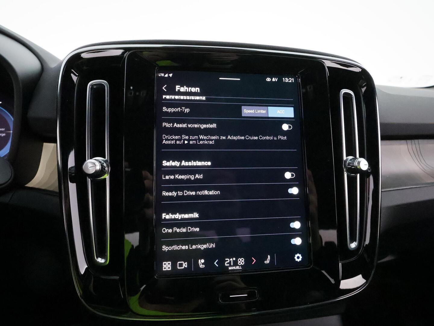 VOLVO XC40 2023
