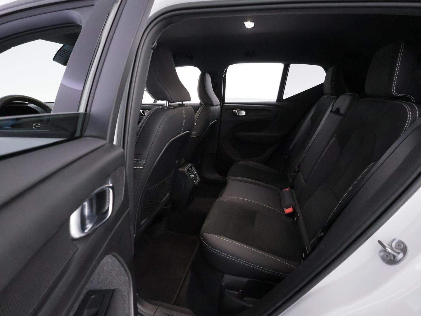 VOLVO XC40 2023