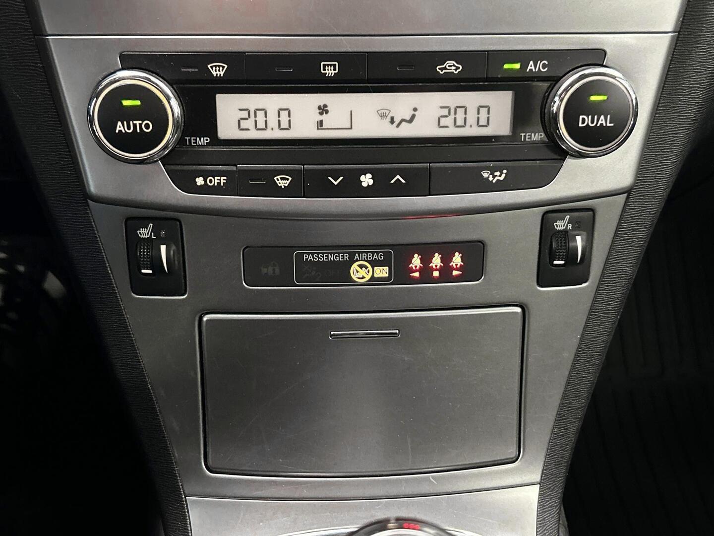 TOYOTA Avensis 2014