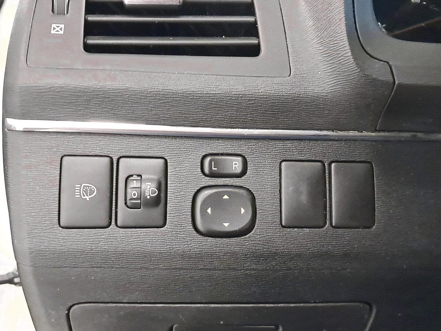TOYOTA Avensis 2011