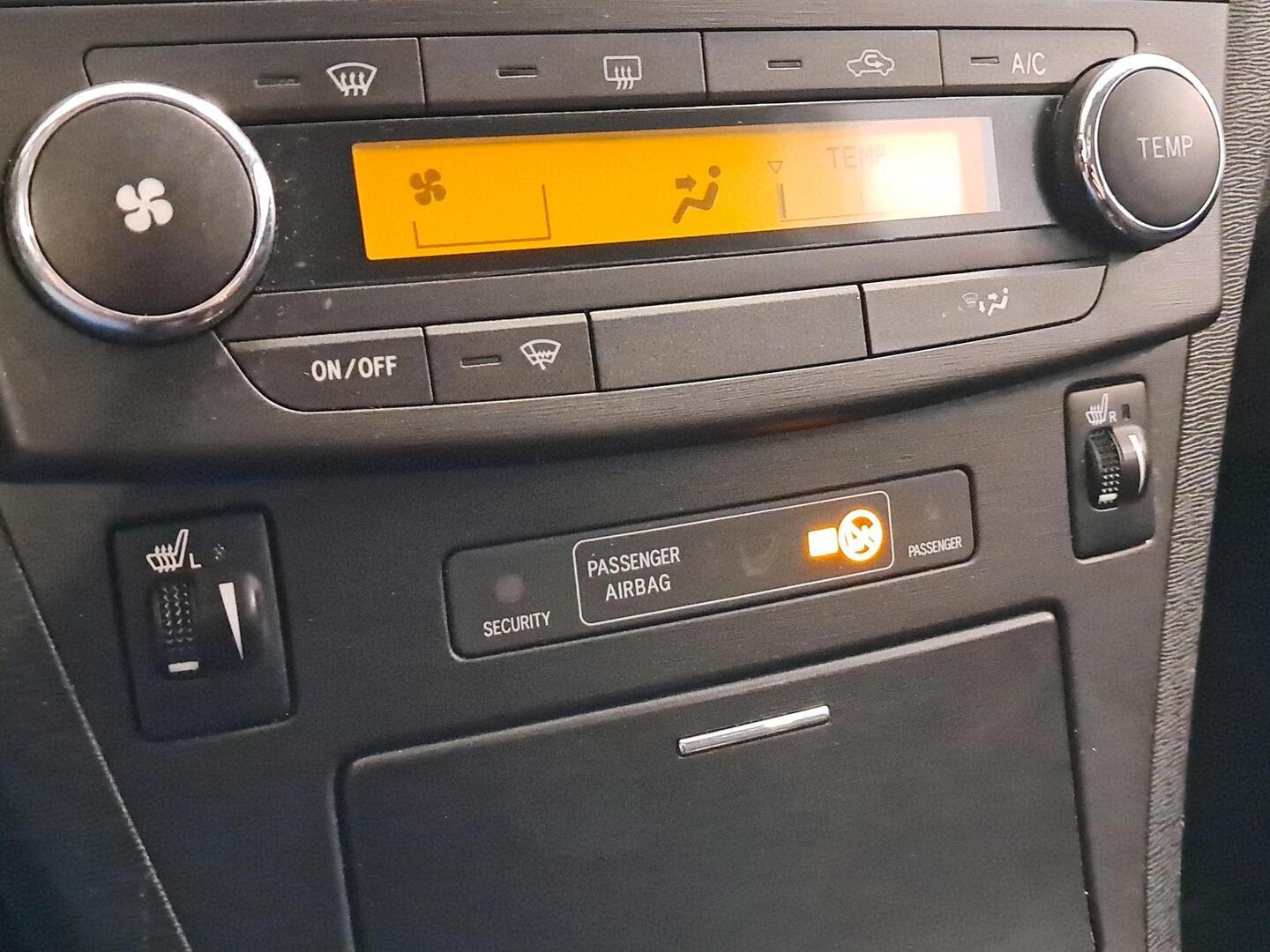 TOYOTA Avensis 2011