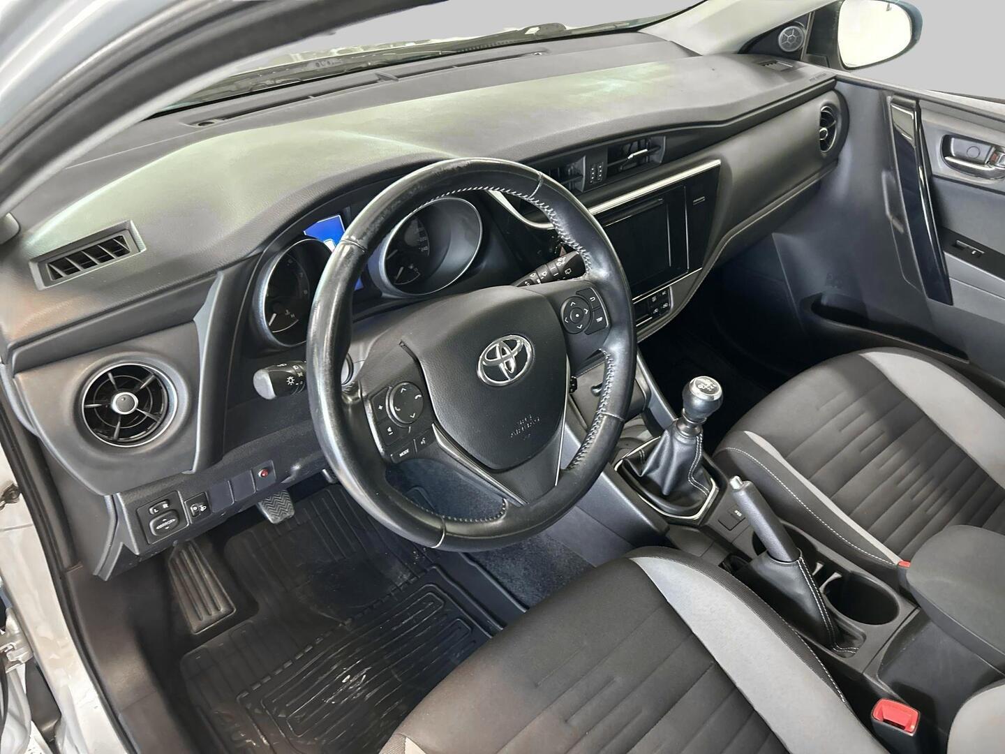 TOYOTA Auris 2016