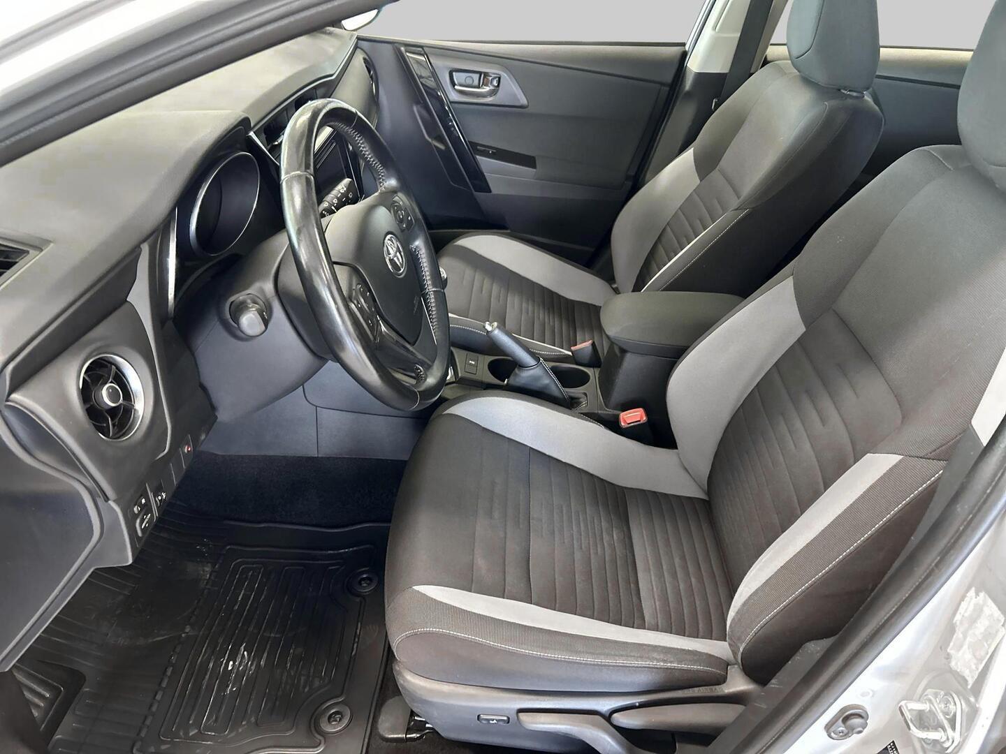TOYOTA Auris 2016