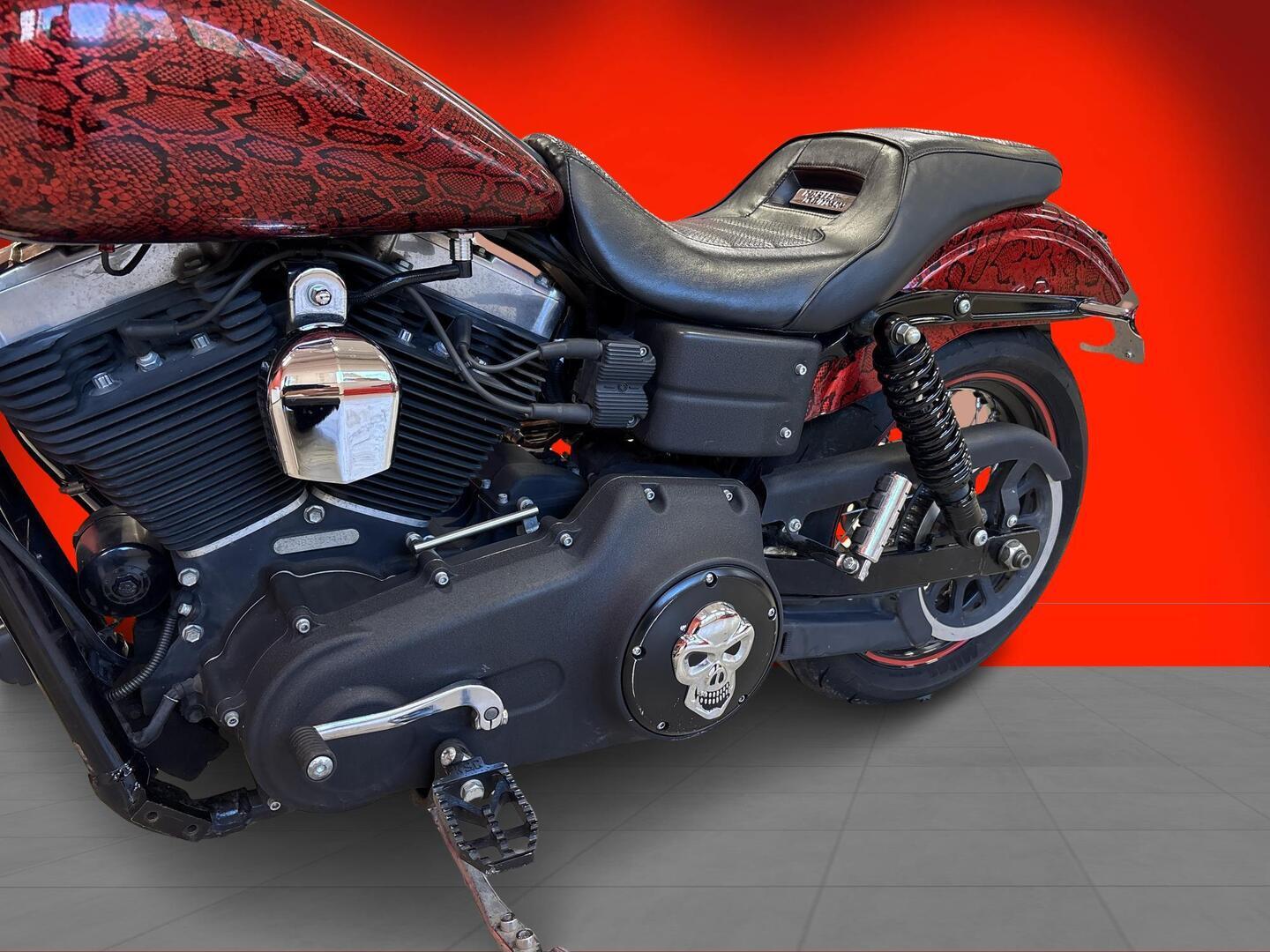 HARLEY-DAVIDSON DYNA 2011